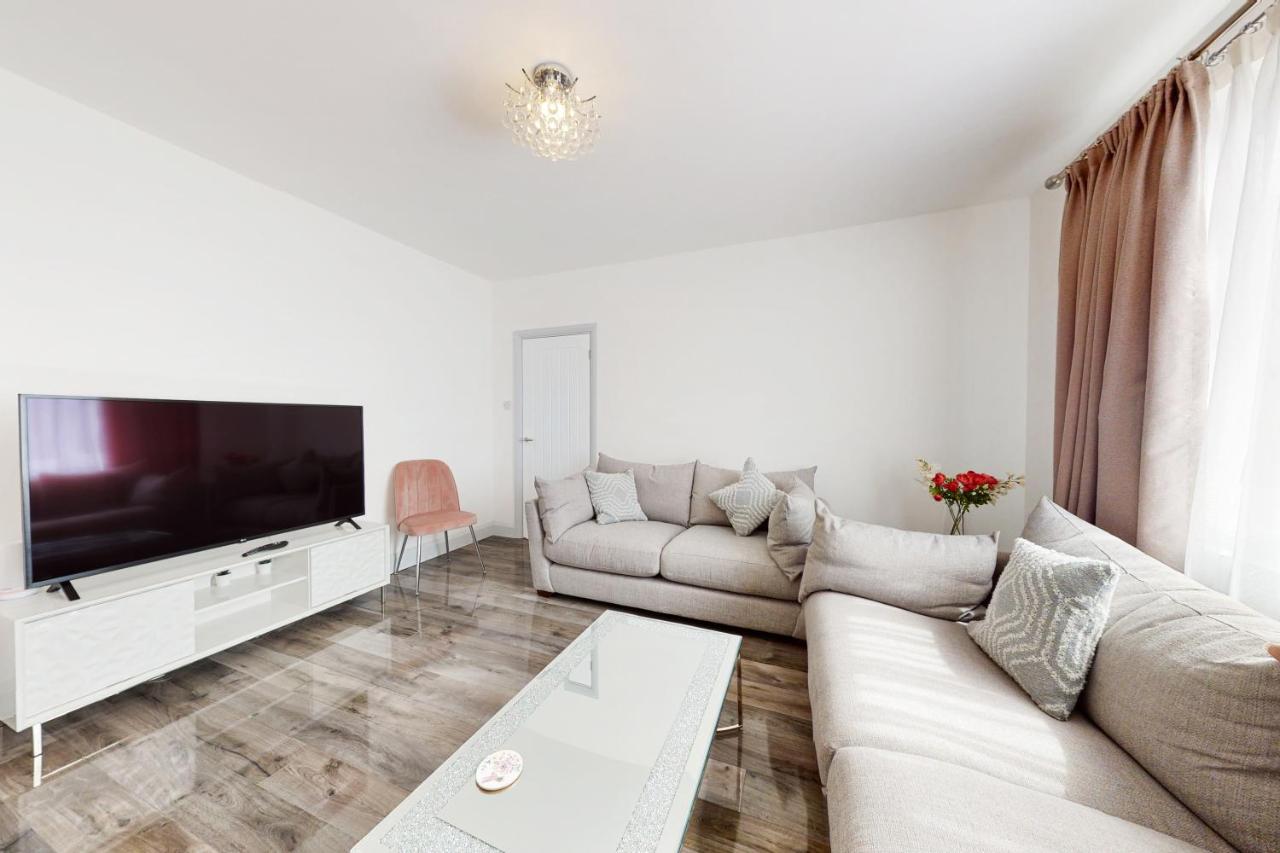 B&B Hounslow - Modern 3 bedroom House with garden & private parking - Bed and Breakfast Hounslow