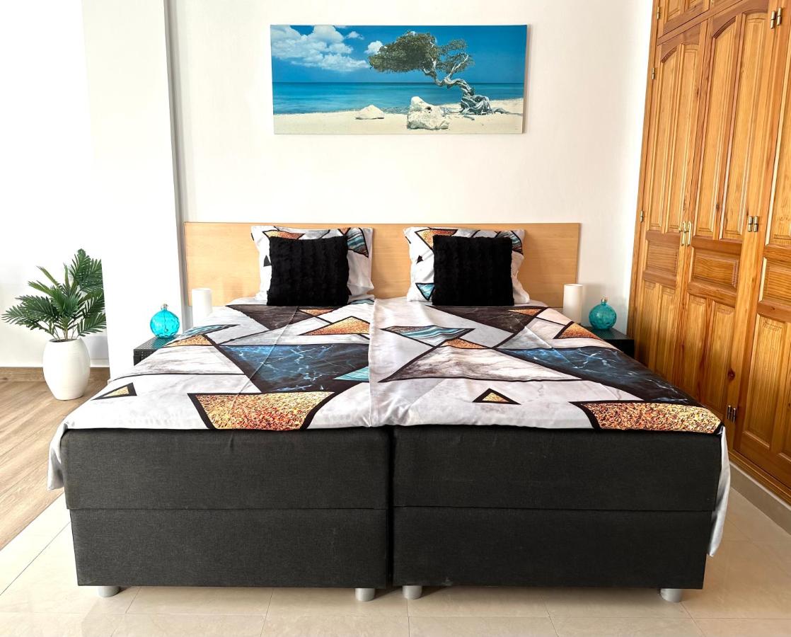 Tweepersoonskamer met 2 Aparte Bedden en Eigen Badkamer