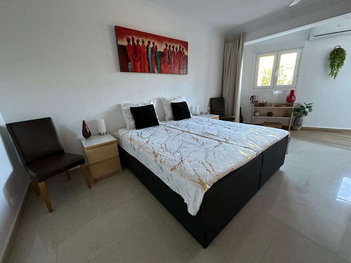 Tweepersoonskamer met 2 Aparte Bedden en Eigen Badkamer