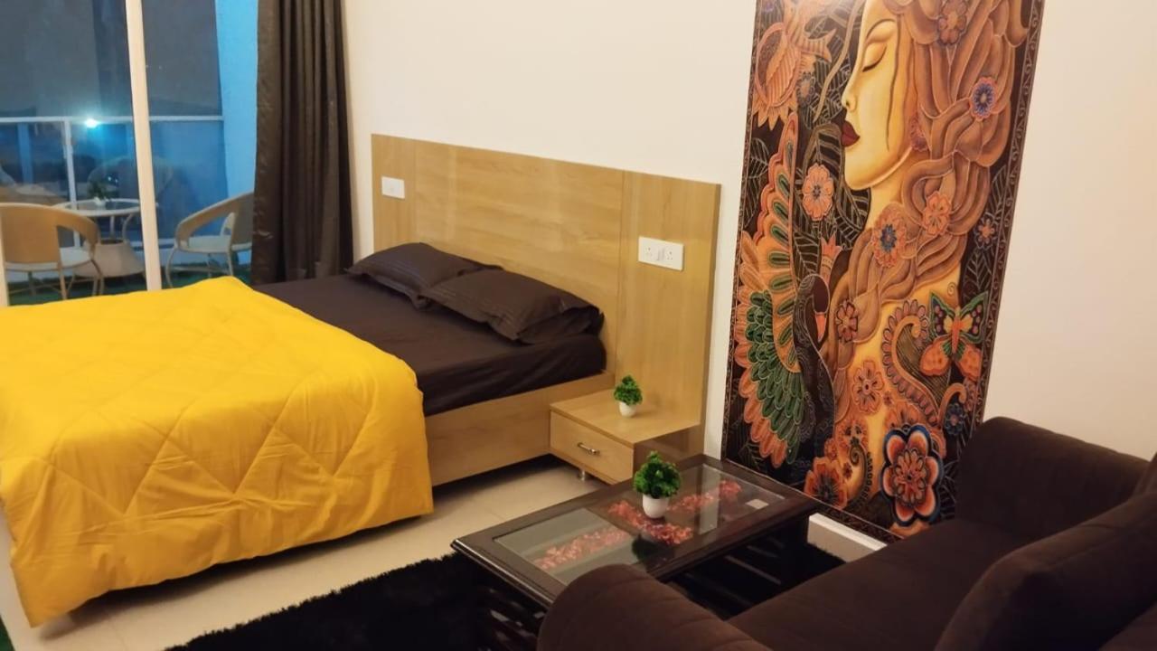 B&B Ghaziabad - Studio apartment Gaur City Centre greater Noida sector 4 - Bed and Breakfast Ghaziabad