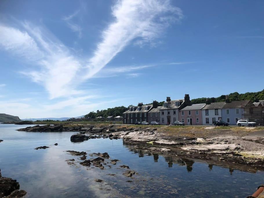 Millport Beach Apartment, Crichton St, sea views - B&B