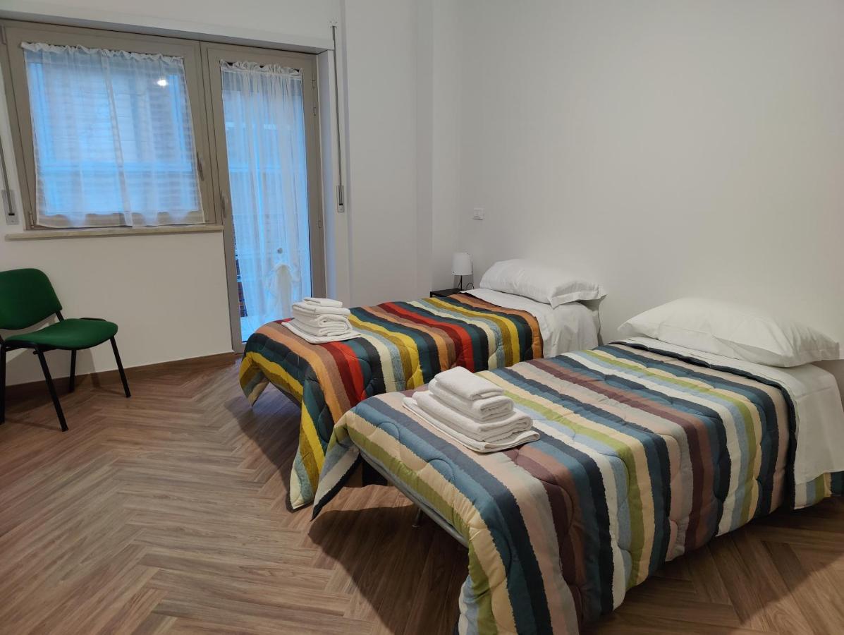 Camera Doppia con Letti Singoli e Bagno in Comune