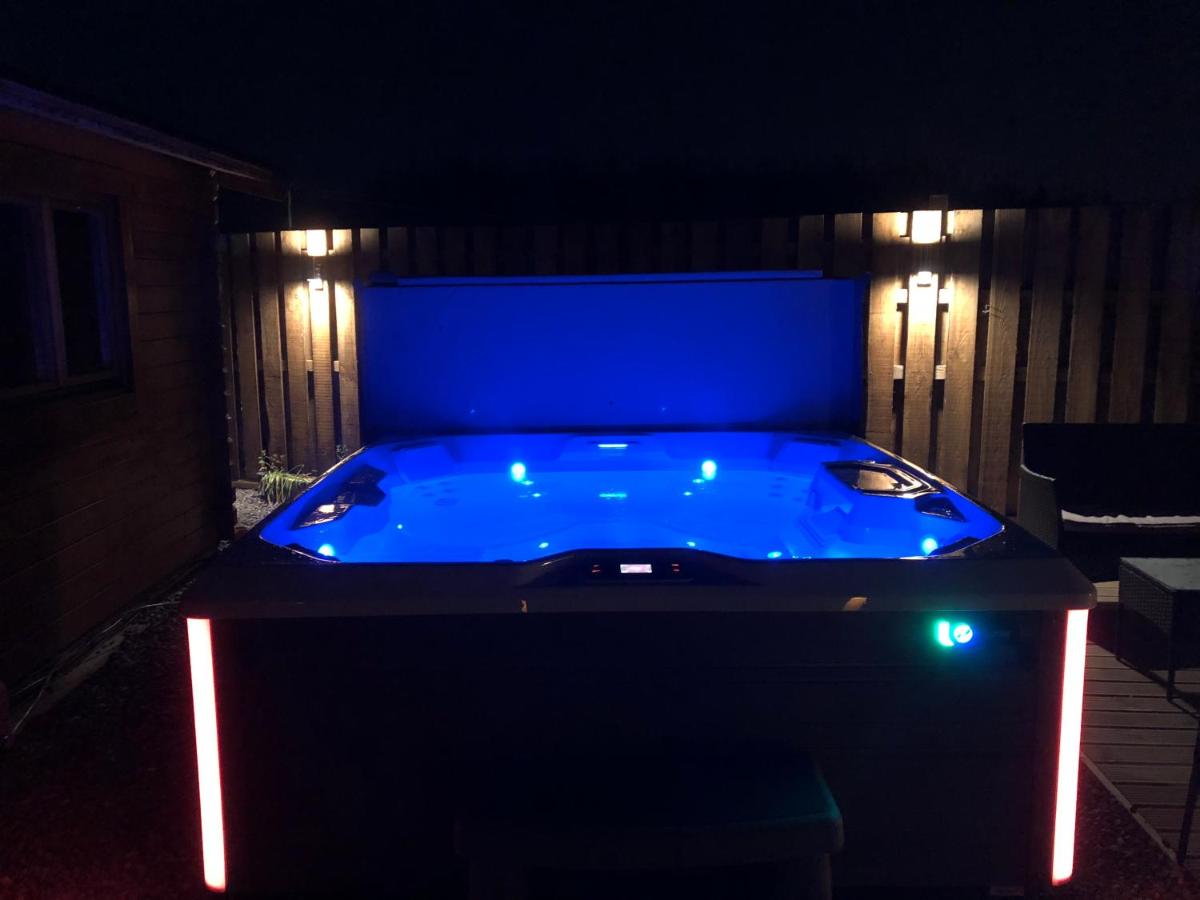 Lochinvar - Highland Log Cabin with Private Hot Tub - B&B Airdrie