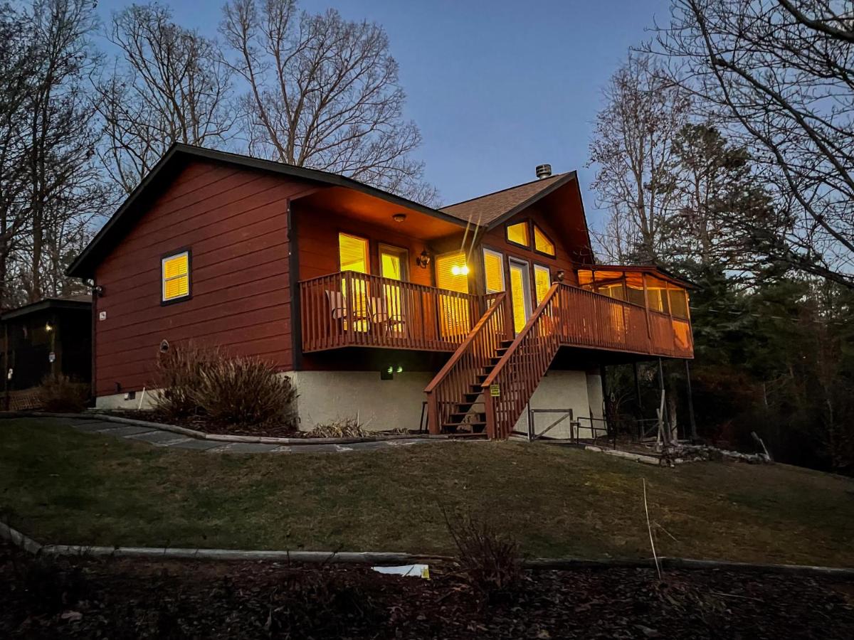 Luxurious Pigeon Forge Cabin, w/ HotTub, EasyDrive, Arcade Game, Panoramic Views - B&B Pigeon Forge