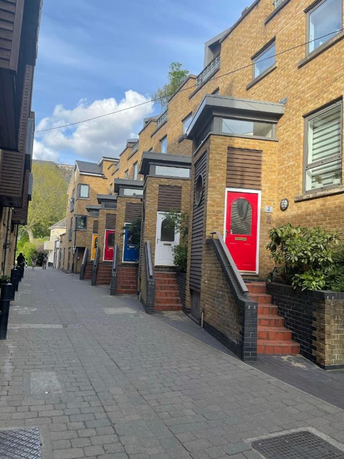 Greenwich Apartment with a River View & Balcony Near The 02 Arena & North Greenwich with FREE Wifi & FAST Links into Central London - Ferienwohnung London