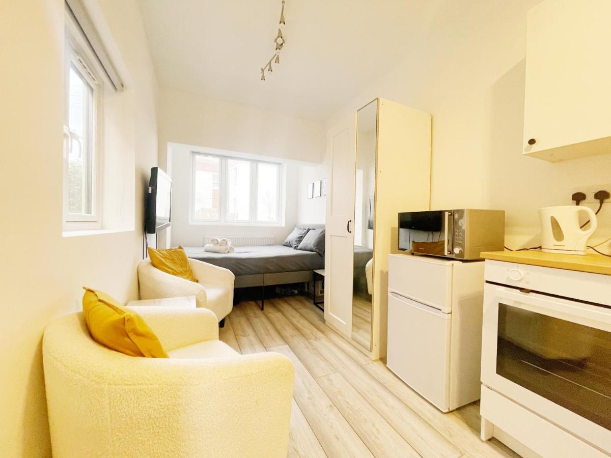 Cosy Studio Apartment 13min to Central London - B&B