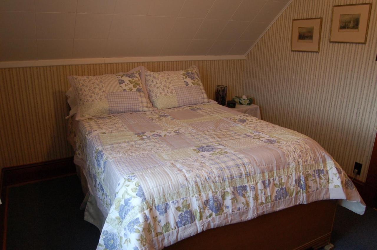 Zimmer mit Queensize-Bett und Meerblick