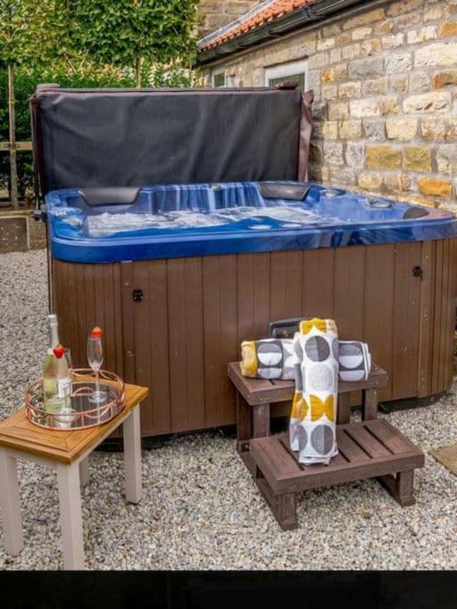 B&B Scarborough - Bees cottage Luxury 5* Holiday cottage with Hot Tub - Bed and Breakfast Scarborough