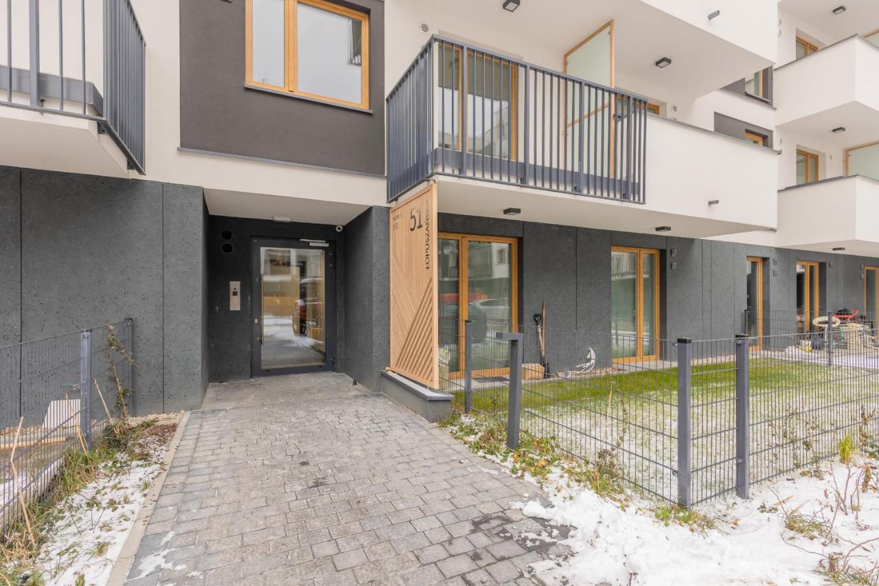 Łopuszańska Apartment with Balcony in Warsaw by Noclegi Renters - B&B