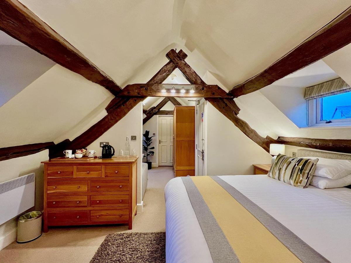 Zimmer mit Kingsize-Bett und Meerblick