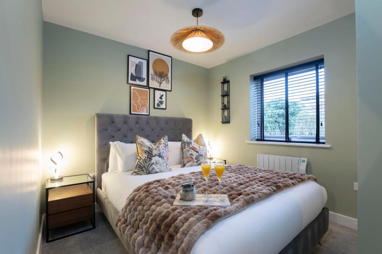 B&B Cheltenham - Elliot Oliver - Deluxe Two Bedroom Apartment With Parking & EV Charger - Bed and Breakfast Cheltenham