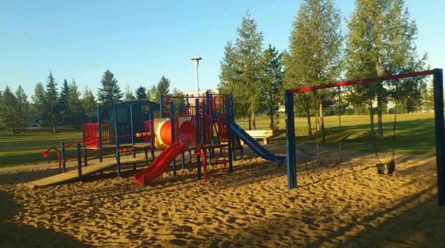 ! 5 Bed Beautiful Home with Fenced Yard & Hammock! WEM - Foosball Table - WiFi - Fireplace - Long Stay - B&B Edmonton