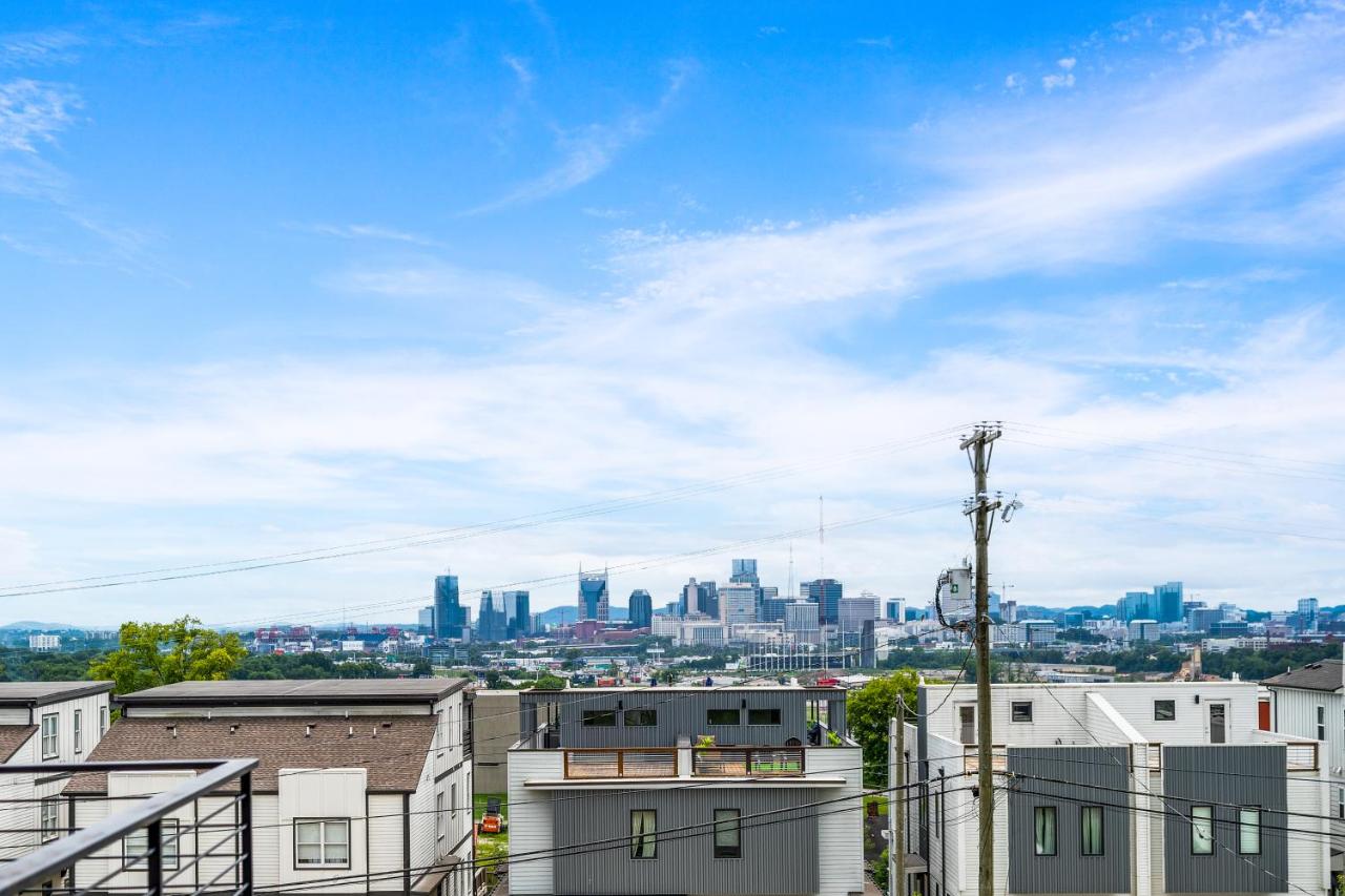 B&B Nashville - Nash House & Bars of Broadway with Hot Tub, Rooftop Bar and Views! 8min Downtown! Sleeps 12! - Bed and Breakfast Nashville