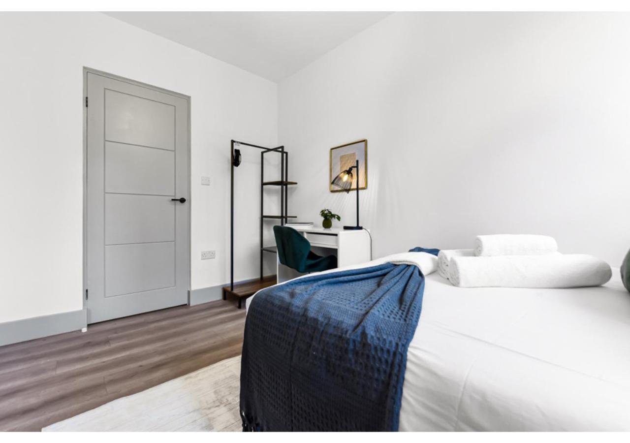 Modern Comforts 2 BD Flat - Sleeps 5 - B&B