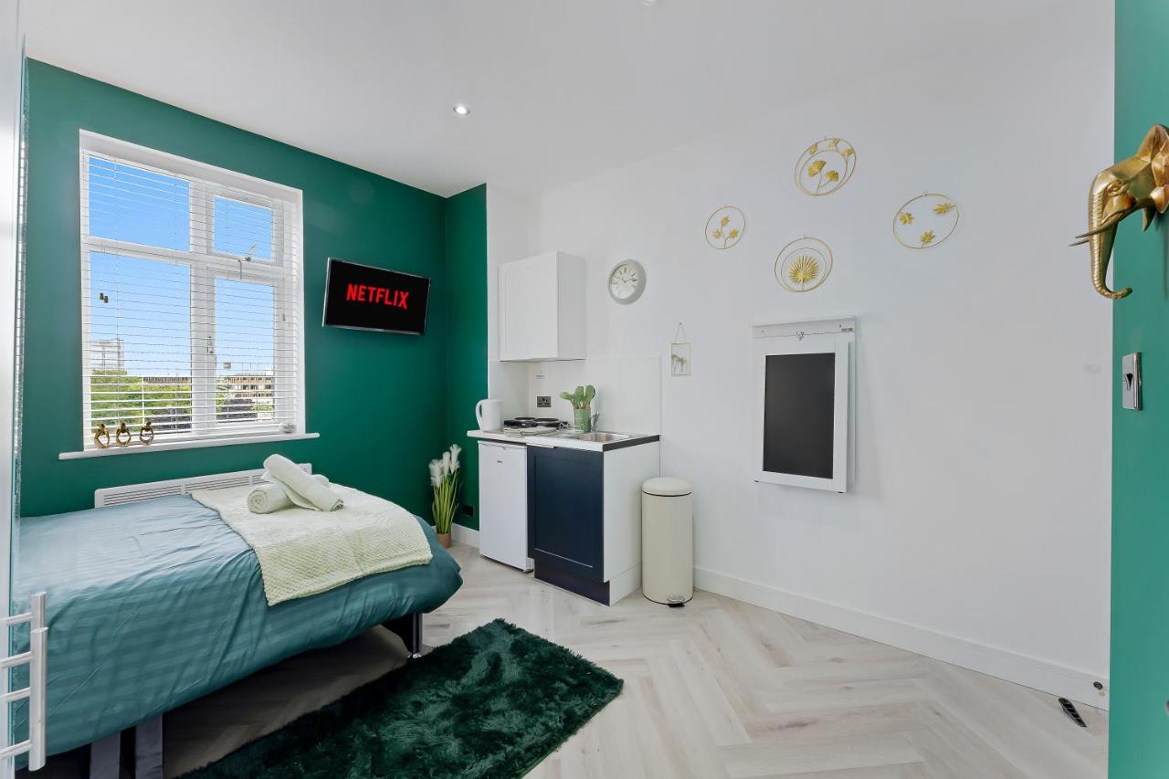 B&B London - West Five, Double Bedroom Suite with Private Bathroom - Bed and Breakfast London