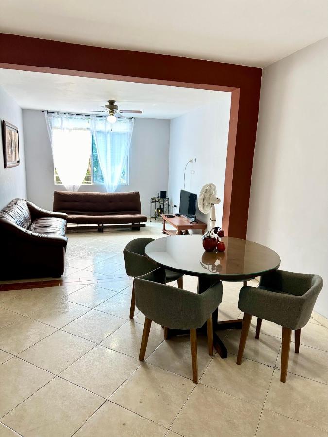 Apto a 300 mts de la Basilica de Buga + Wifi - B&B
