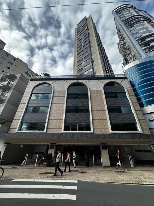 Apê BC Ótima localização 4min a pé da Praia Garagem Home Office para 4 com Ar-condicionado Portaria 24h - B&B