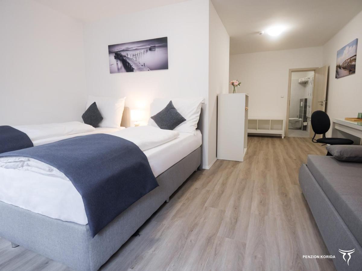 Tweepersoonskamer met 2 Aparte Bedden en een Extra Bed