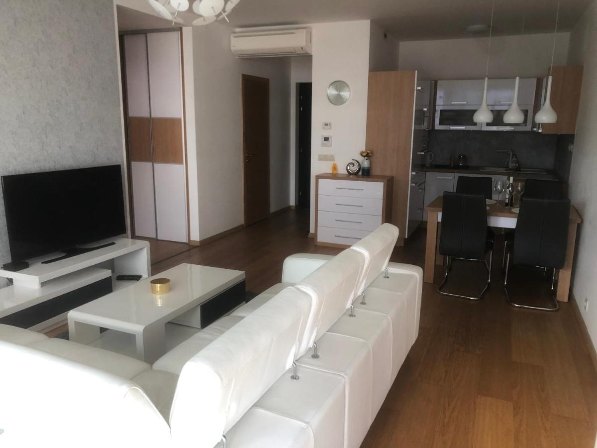 Downtown apartment in the heart of the new city center, 4 persons, parking - Bed and Breakfast Bratislava