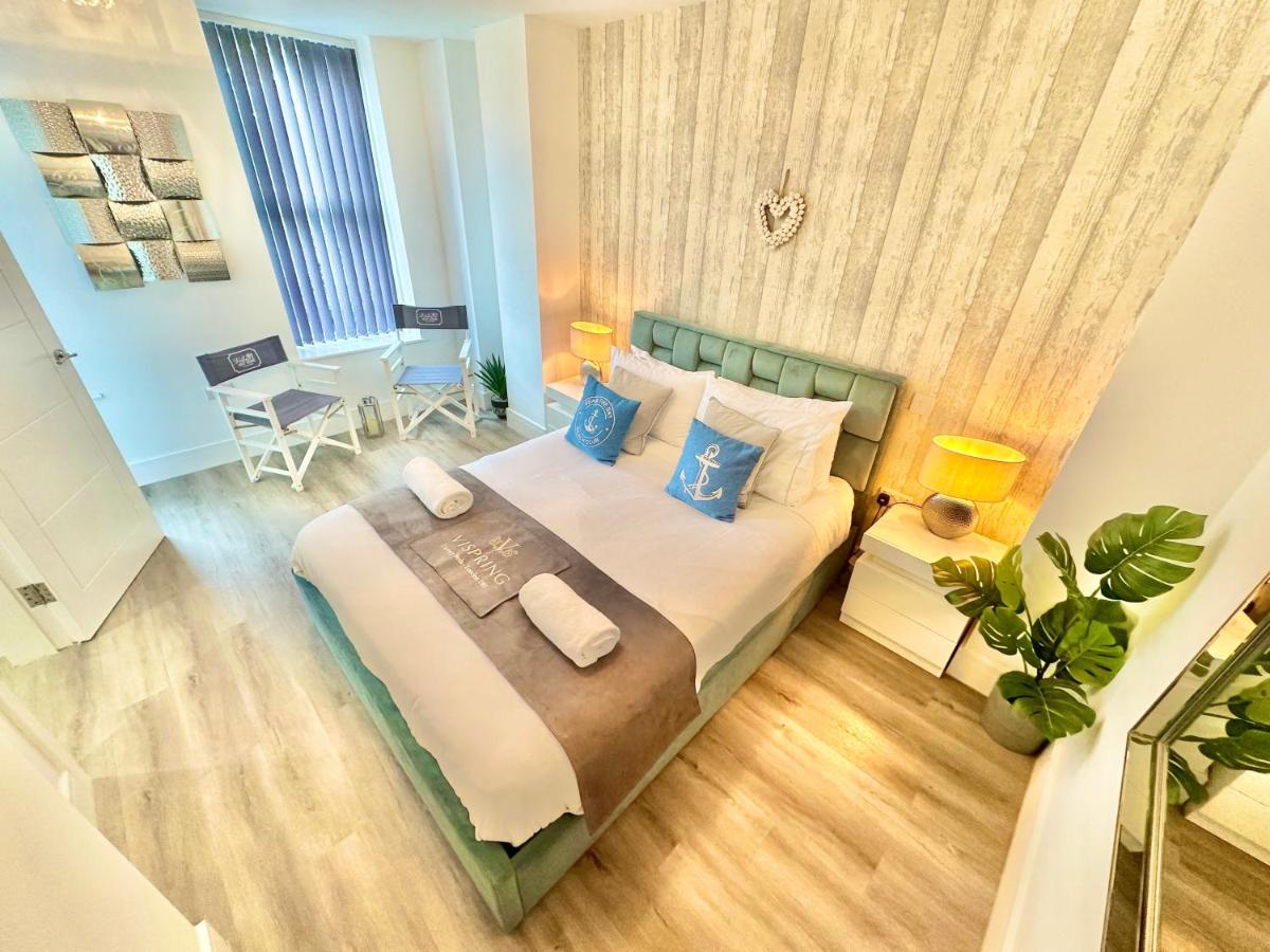 Coastal Vibes - Stunning Bournemouth Apartment - Couples - Small Families - King bed - Private Parking - 10min walk to Beach - B&B Bournemouth