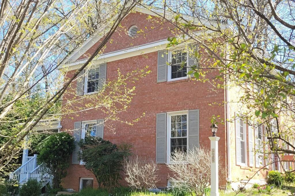 Garrett Park - 2 Bedroom Basement Apartment - B&B