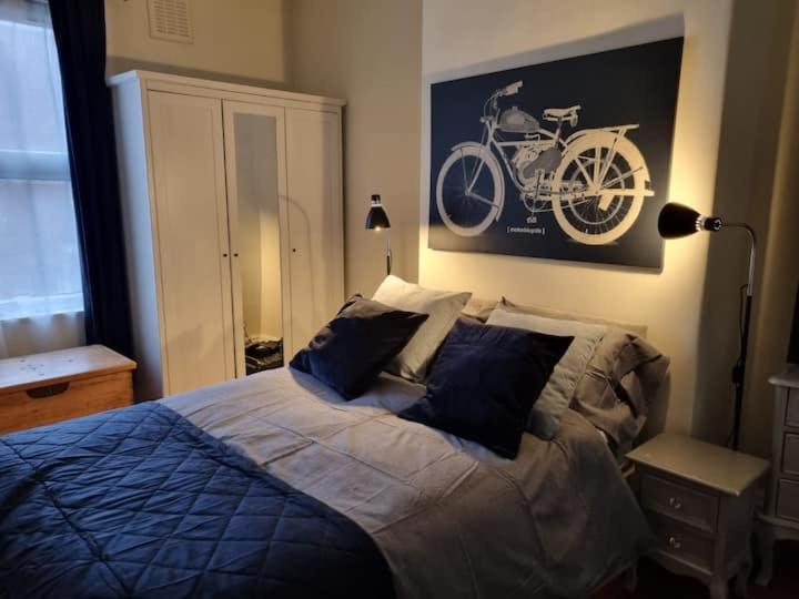 B&B Meanwood - Blue Door Cottage - Bed and Breakfast Meanwood