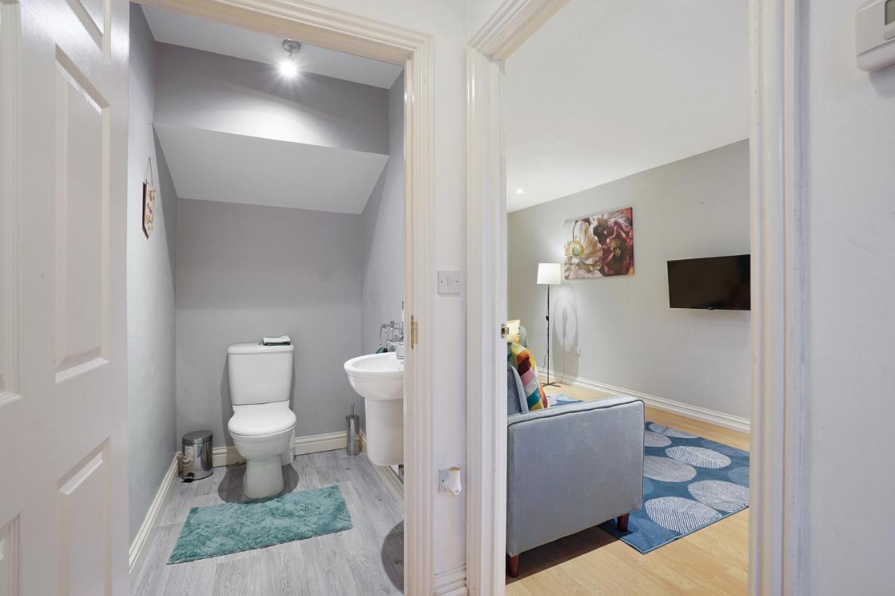 Comfortable stylish Townhouse in Ashford sleeps 5 Netflix 2 Parking spaces Perfect for Contractors and Families - Bed and Breakfast