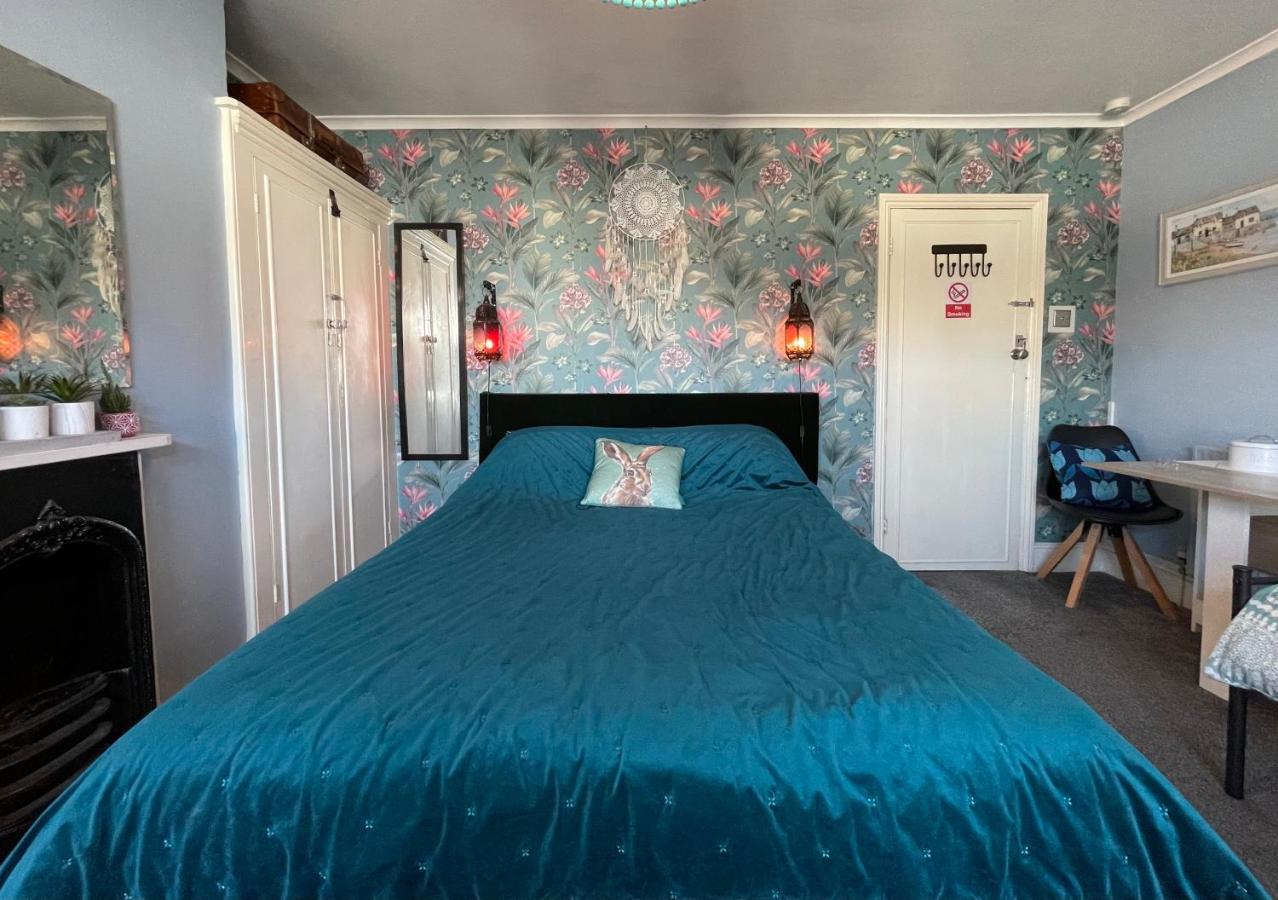 B&B Tarring Neville - Large Room with own TV and cereal and toast breakfast in Newhaven - Bed and Breakfast Tarring Neville