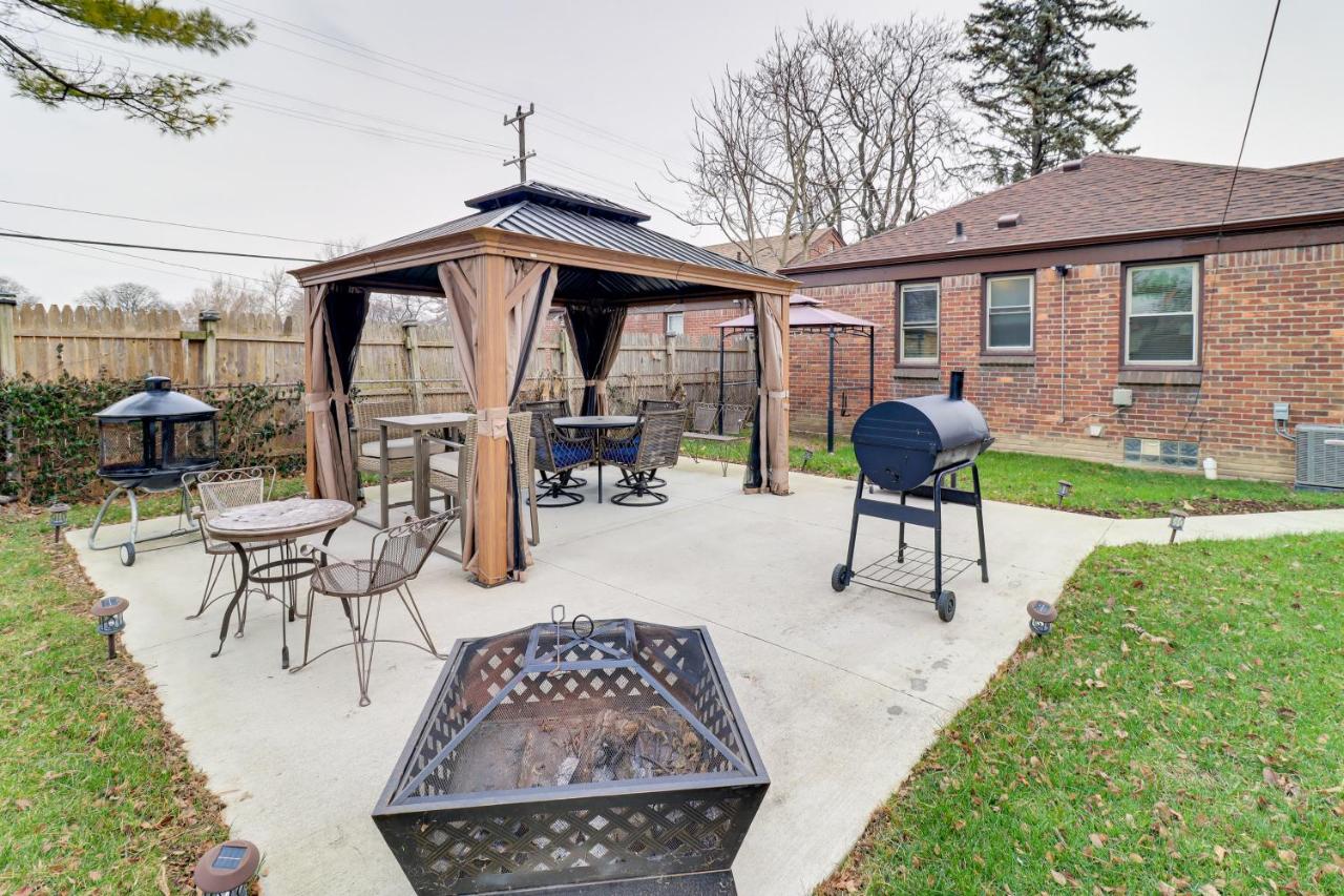 B&B Detroit - Cozy Detroit Home with Fire Pits 12 Mi to Downtown! - Bed and Breakfast Detroit