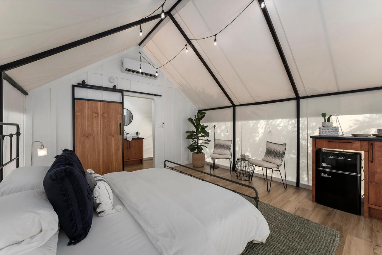 Cherry Cove Glamping W Hot tub AND Cowboy Pool - B&B Luckenbach