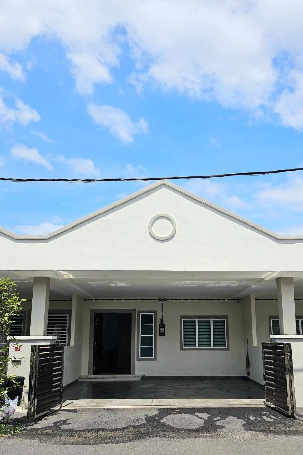 Air-home No 28 Simpang near Aulong Econsave, 3BR, 7pax, Netflix - Chambres d'hôtes Simpang