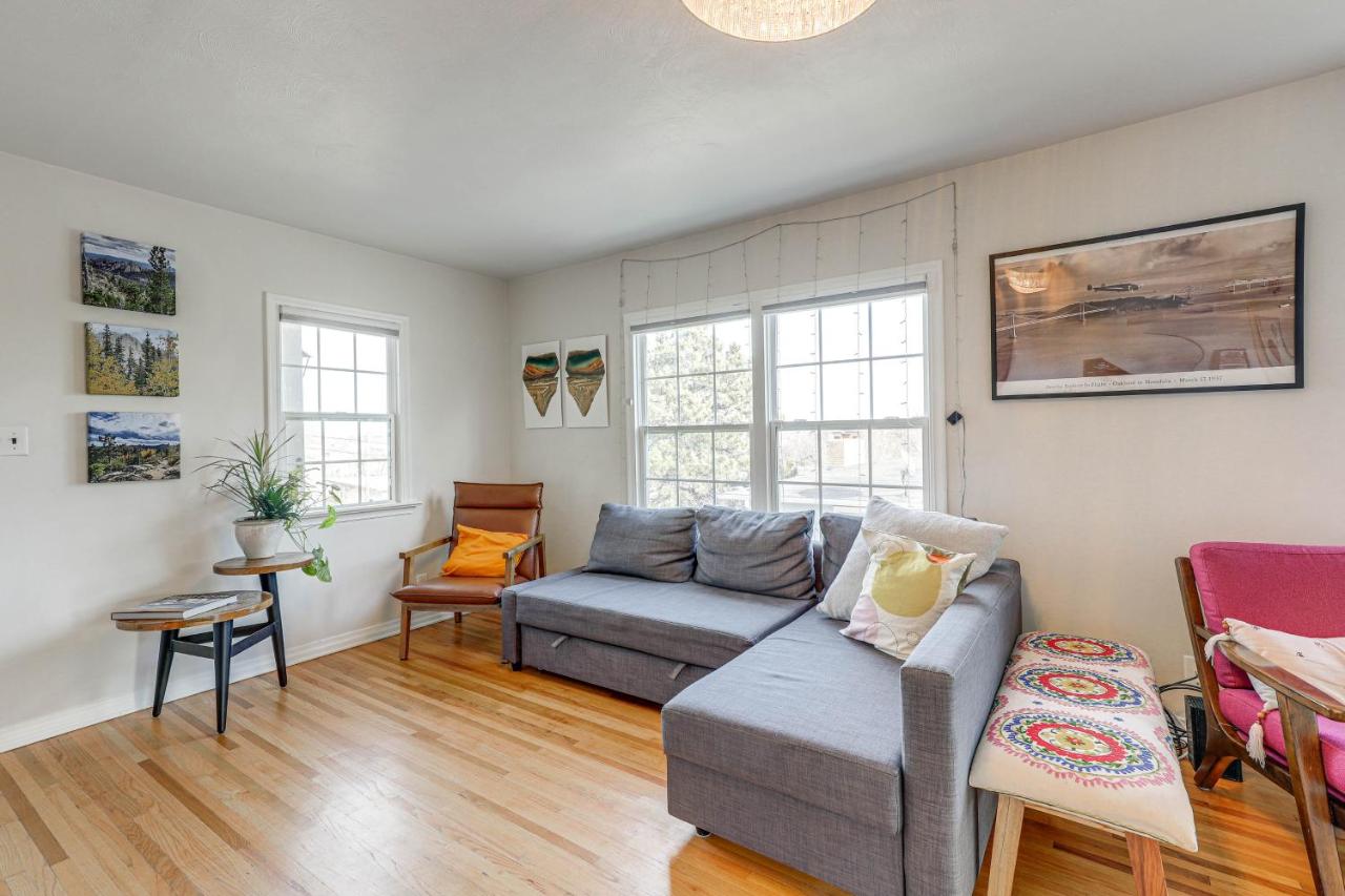 Central Rapid City Home with Sunroom and Fireplace! - Chambres d’hôtes
