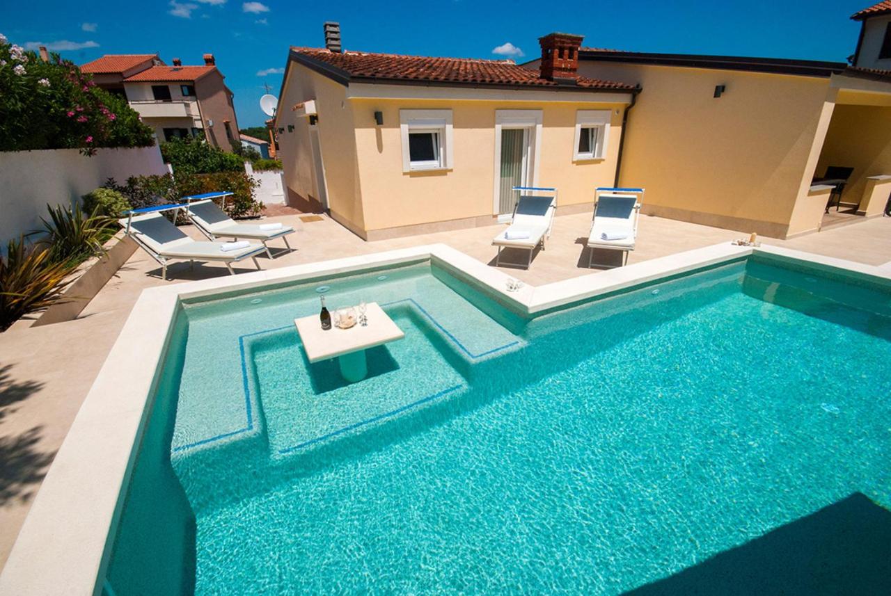 Villa Manuela near Medulin with private heated pool only 500 meters from beach - Chambres d'hôtes Banjole