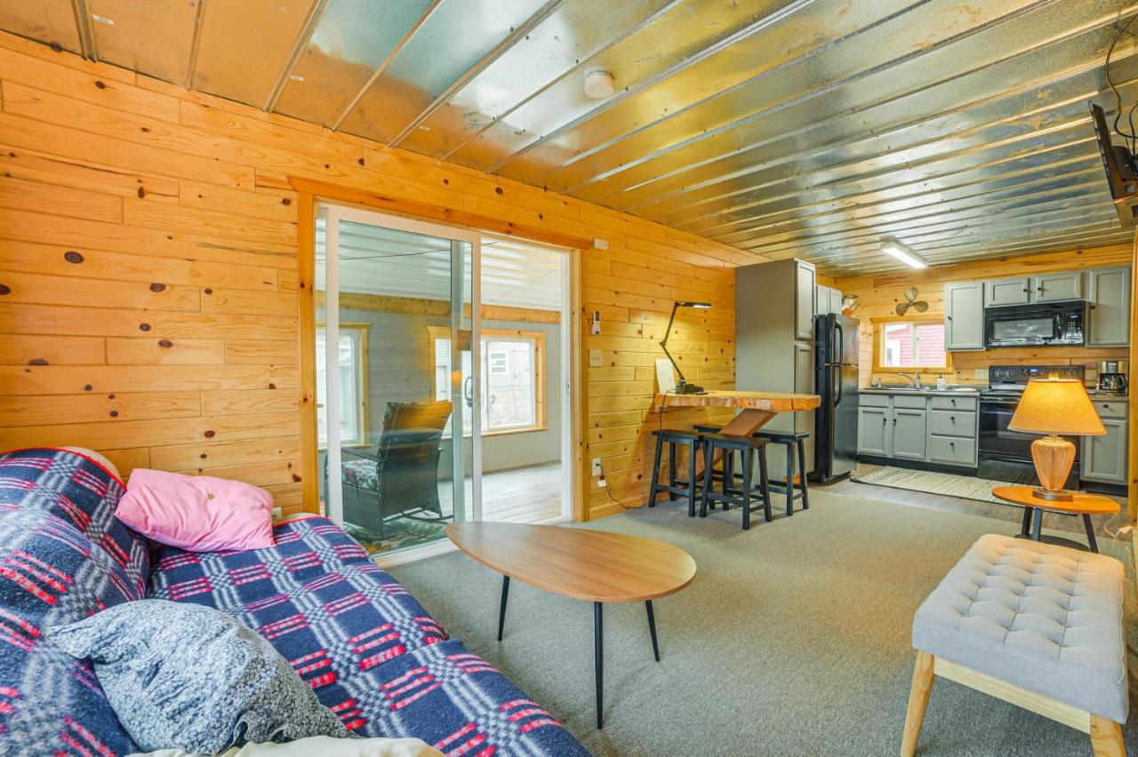 Oscoda Cabin with Charcoal Grill Walk to Lake Huron - B&B
