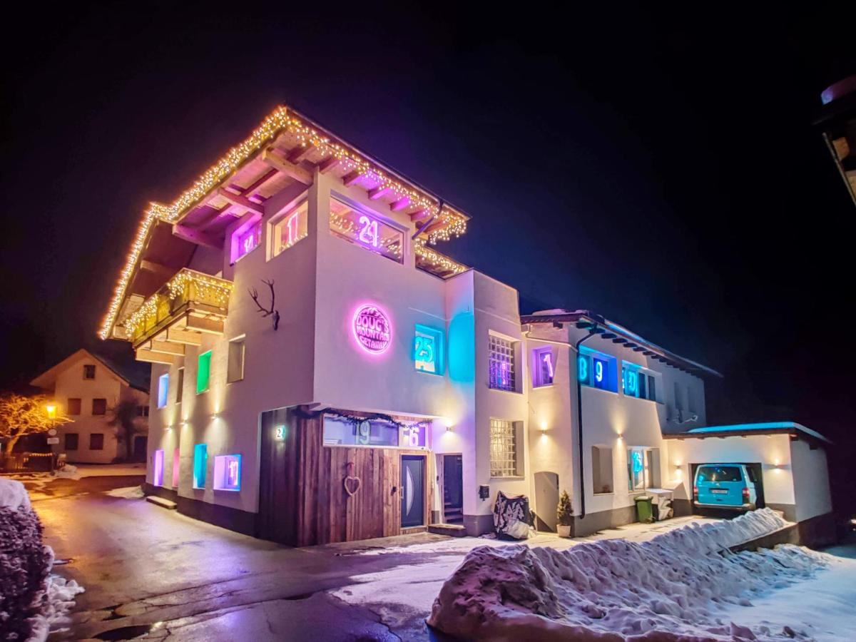 Doug's Mountain Getaway - 'Top Two Floors' - Chambres d’hôtes