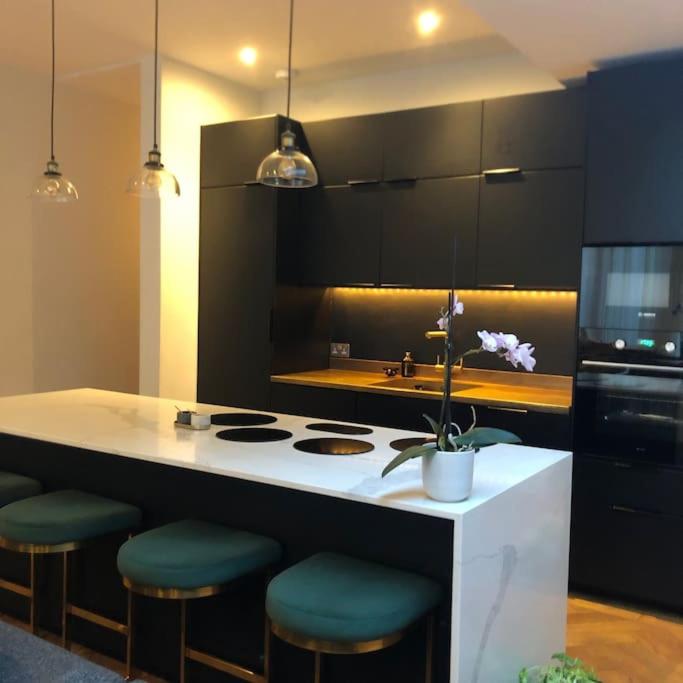 B&B London - Stunning Modern Large 5 Bed House Willesden - Bed and Breakfast London