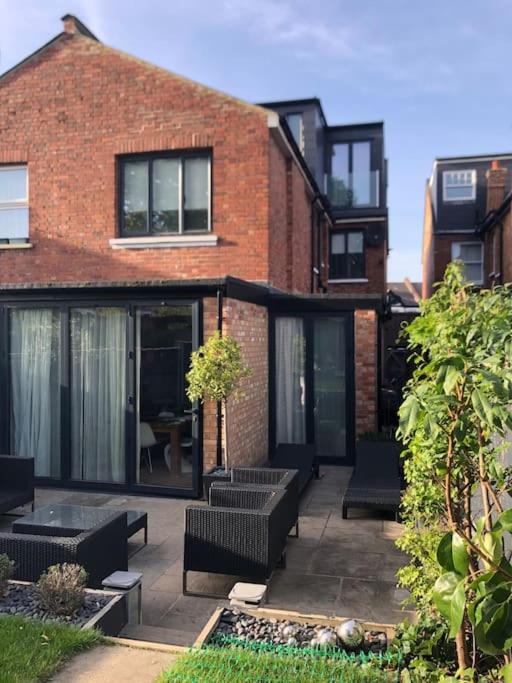 Stunning Modern Large 5 Bed House Willesden - B&B London