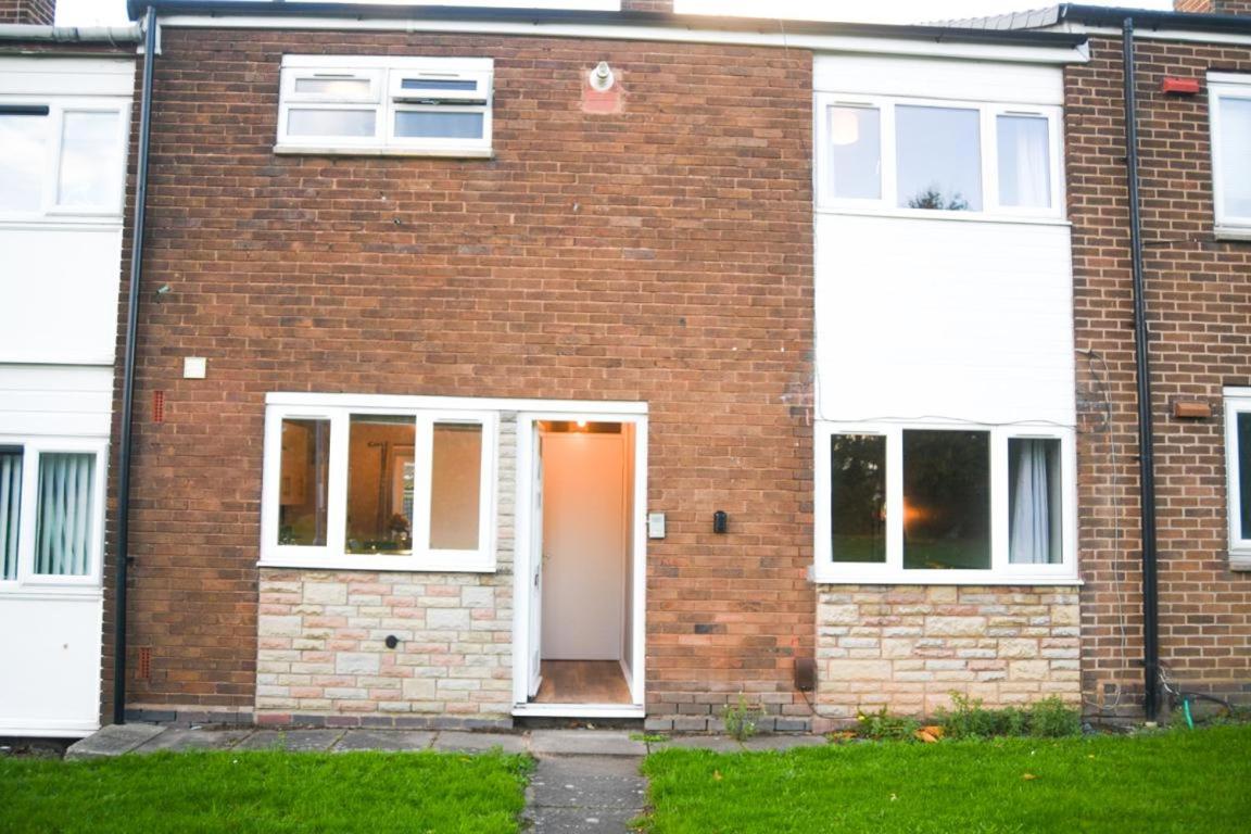 2ndHomeStays -Willenhall-Charming 3-Bedroom Home - B&B