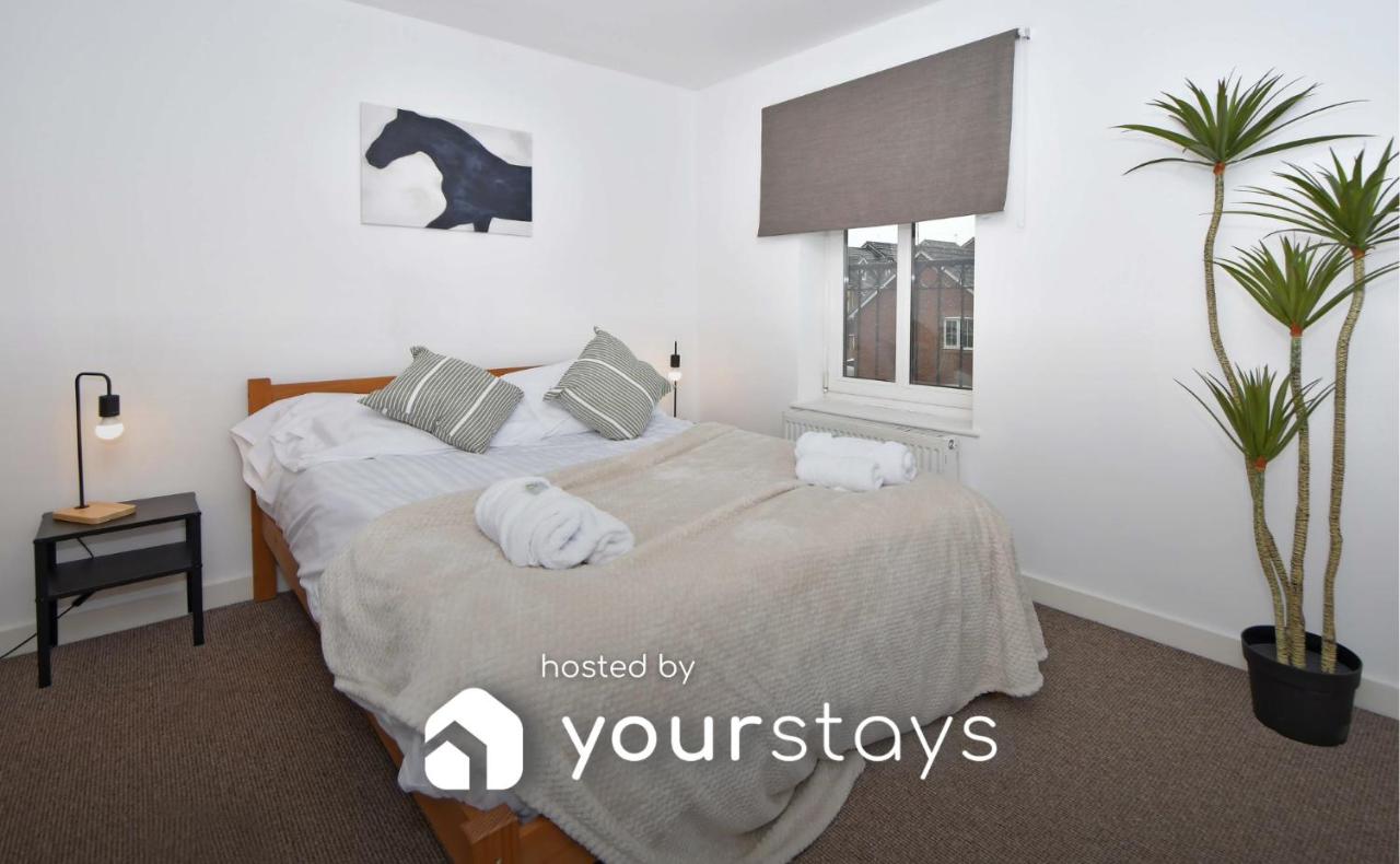 B&B Newcastle-under-Lyme - Tansey House by YourStays - Bed and Breakfast Newcastle-under-Lyme