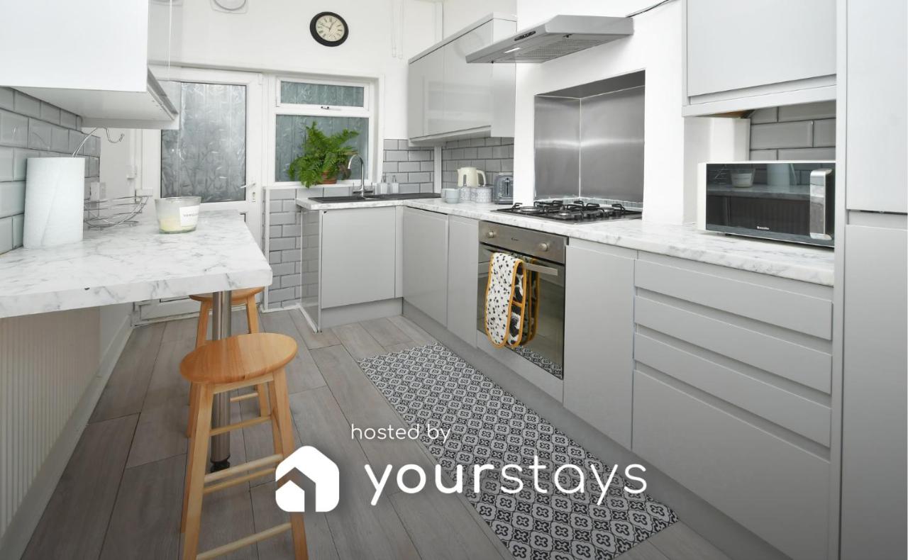 B&B Stoke-on-Trent - Book Frilsham House by YourStays, Your Ultimate Home Away From Home featuring 3 bedrooms and 2 bathrooms - Secure YourStays today! - Bed and Breakfast Stoke-on-Trent