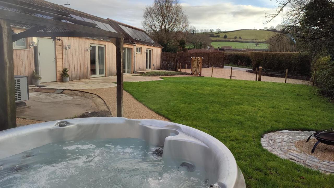 B&B Dursley - The Cow Byre - Cotswold retreat with hot tub - Bed and Breakfast Dursley