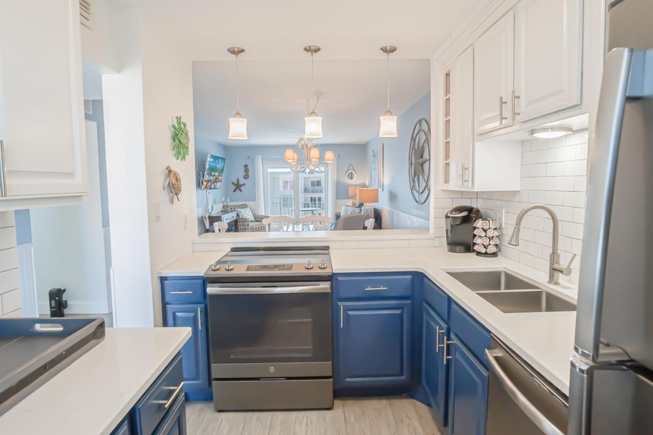 Top Floor with Ocean and Pool Views Located on No-Drive Beach - B&B