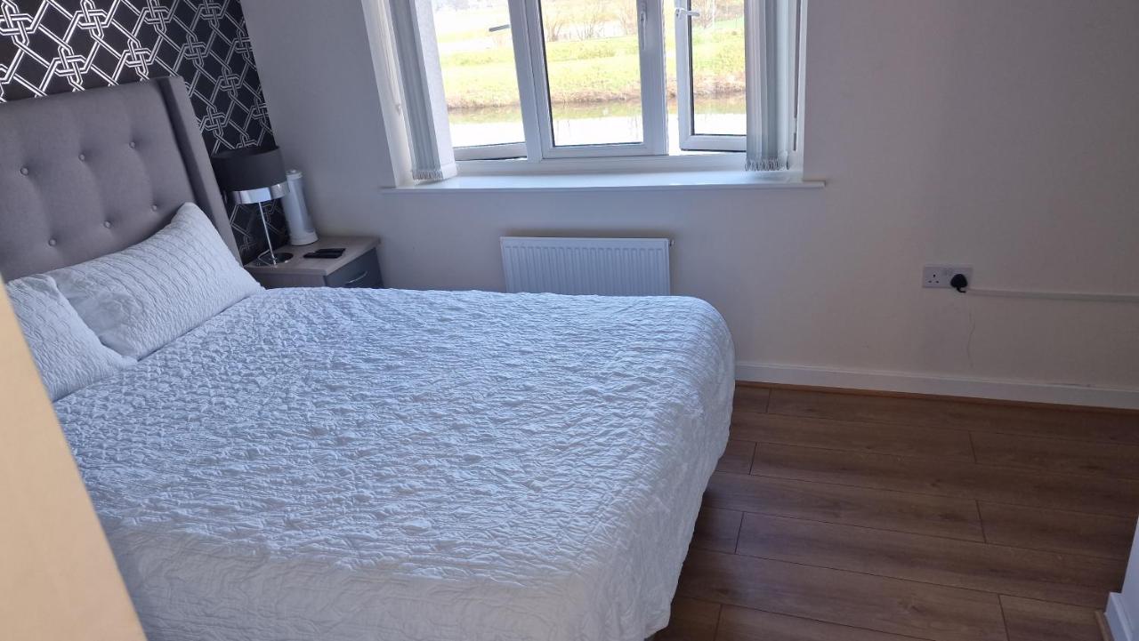 Stunning canal view 2 bedroom home with free parking - Ferienwohnung Manchester