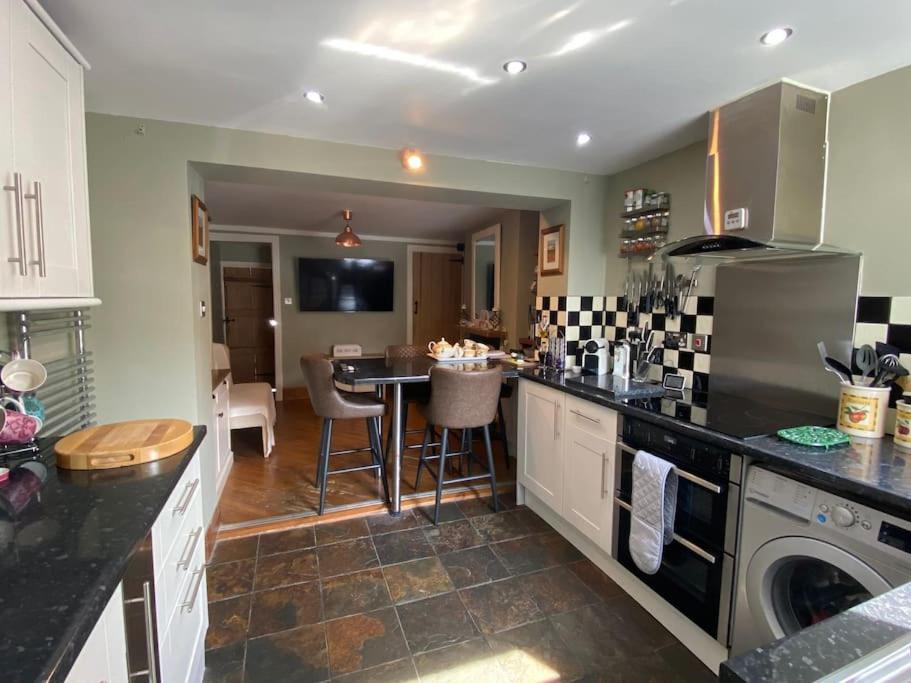 Outskirts of Ulverston, entire Cottage - sleeps 4 - B&B Ulverston