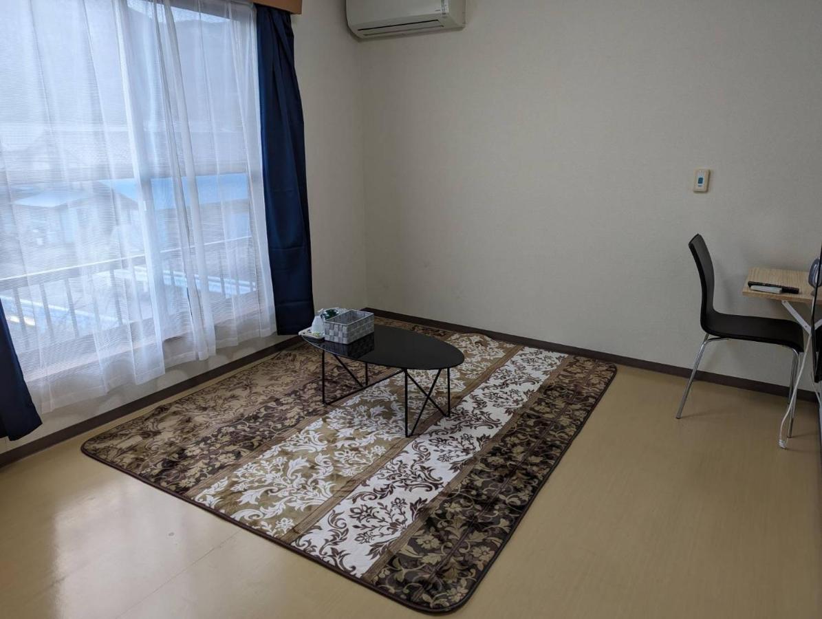 Camera Doppia con Letti Singoli e Bagno in Comune