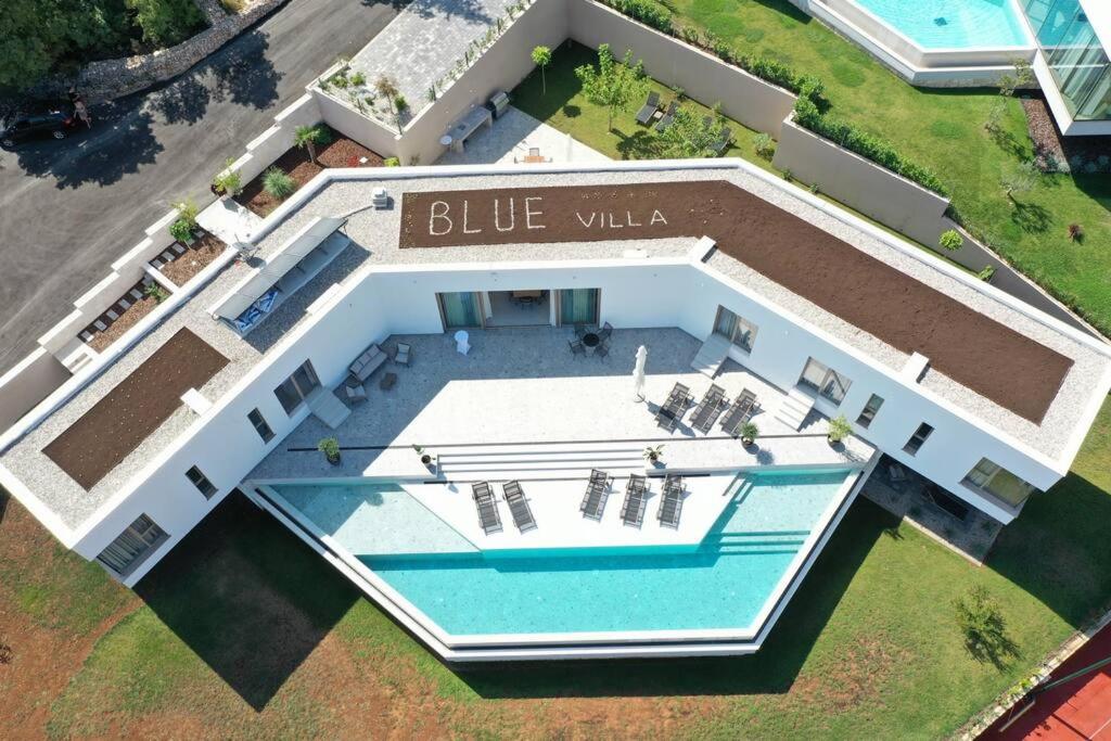 Luxury Villa Blue with a pool - B&B