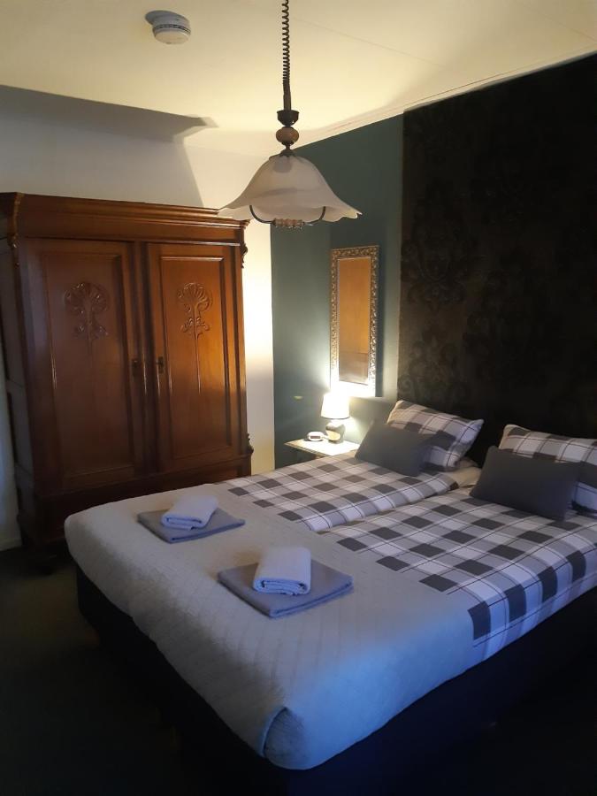 Tweepersoonskamer met 2 Aparte Bedden en Badkamer