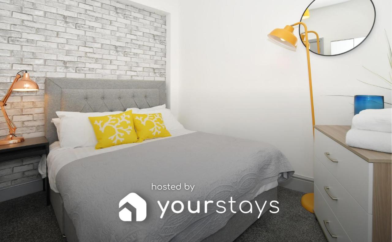 B&B Stoke-on-Trent - Mars House by YourStays - Bed and Breakfast Stoke-on-Trent
