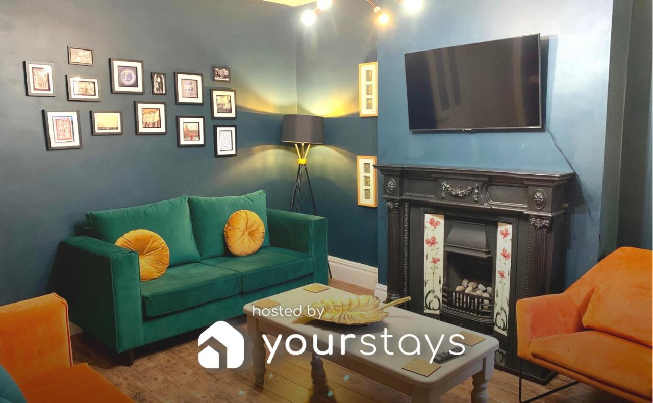 B&B Stoke-on-Trent - Stamer House by YourStays, Stylish quirky house, with 4 double bedrooms, BOOK NOW! - Bed and Breakfast Stoke-on-Trent