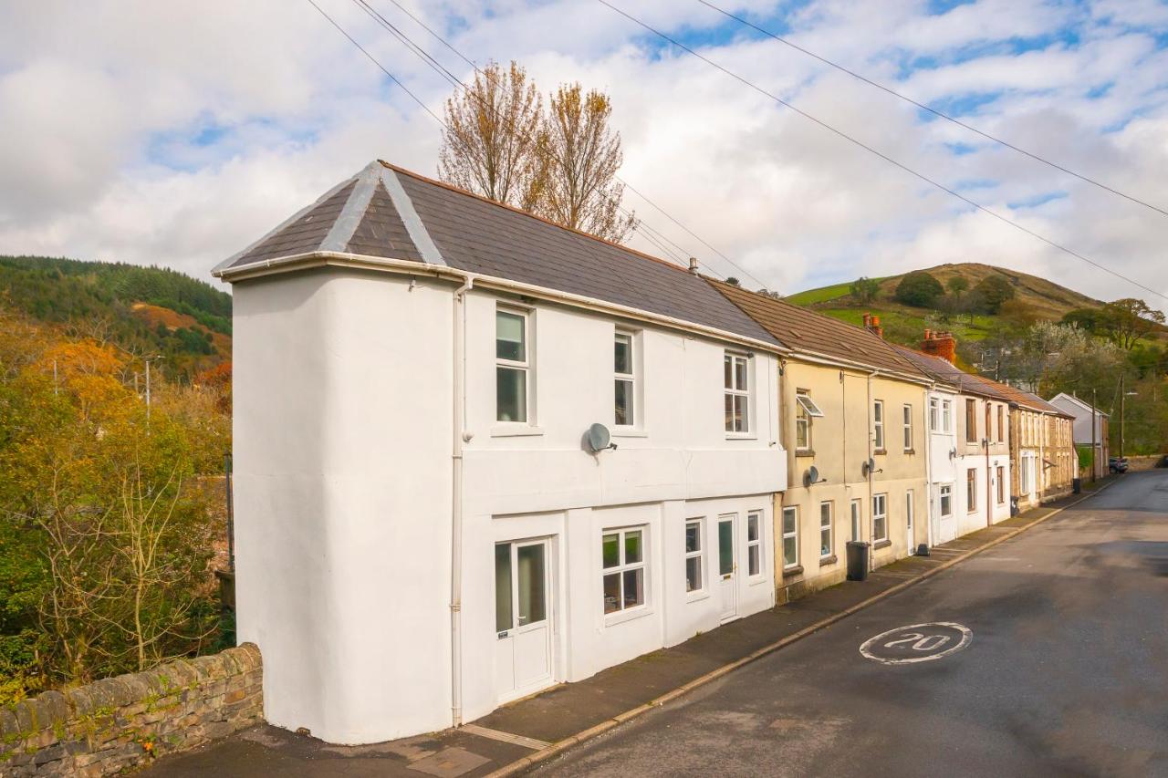 Riverside Great House In The Afan Forest Bike Park By StayStaycations - B&B